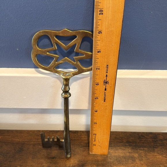 Vintage Mid Century Large Brass Skeleton Key Decor 9" - Picture 9 of 10